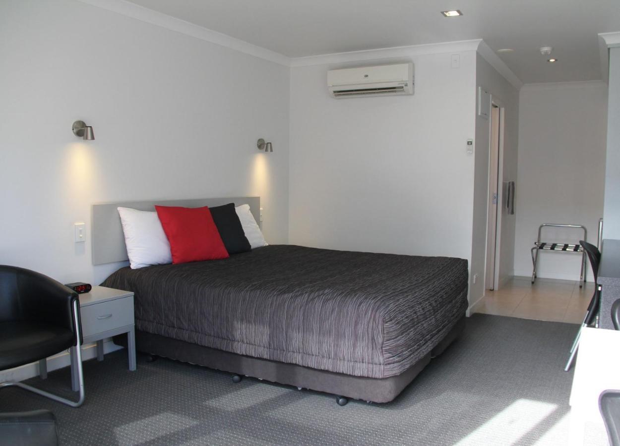 Pukekura Motor Lodge New Plymouth Kültér fotó A typical motel room