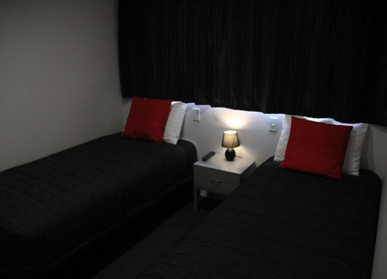 Pukekura Motor Lodge New Plymouth Kültér fotó A room at the hotel