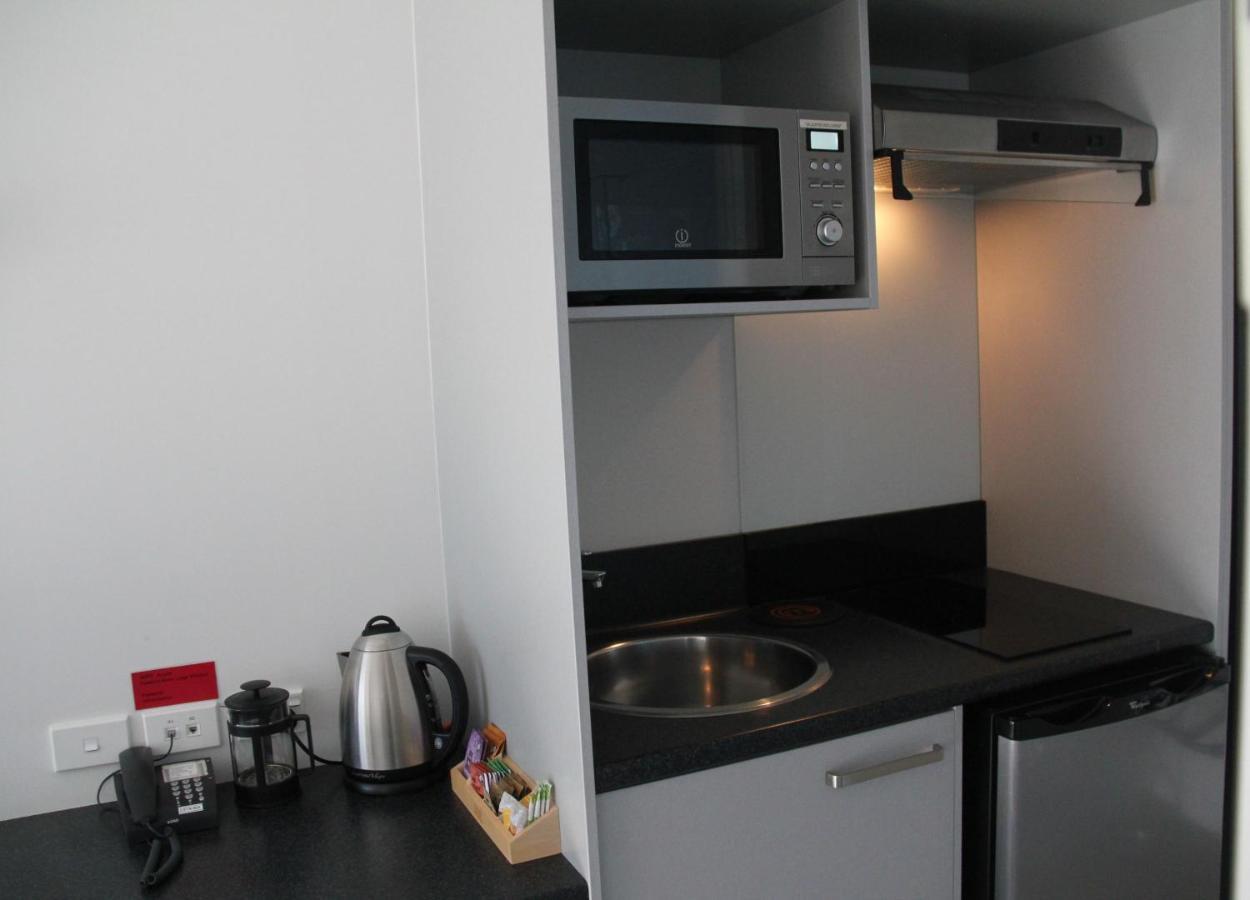 Pukekura Motor Lodge New Plymouth Kültér fotó A kitchenette in a hotel room
