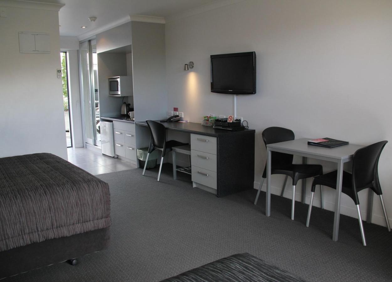 Pukekura Motor Lodge New Plymouth Kültér fotó A typical studio apartment