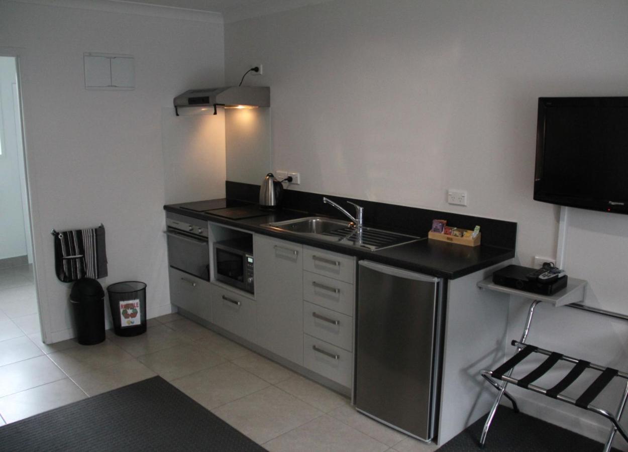 Pukekura Motor Lodge New Plymouth Kültér fotó A kitchenette in a hotel