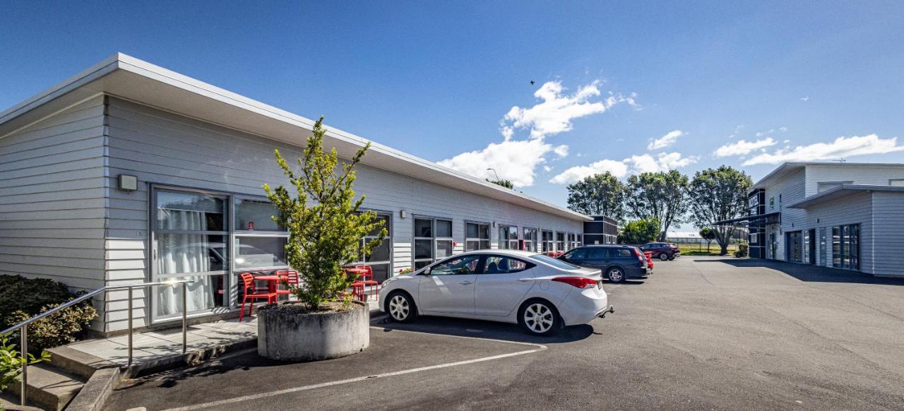 Pukekura Motor Lodge New Plymouth Kültér fotó The motel at the airport