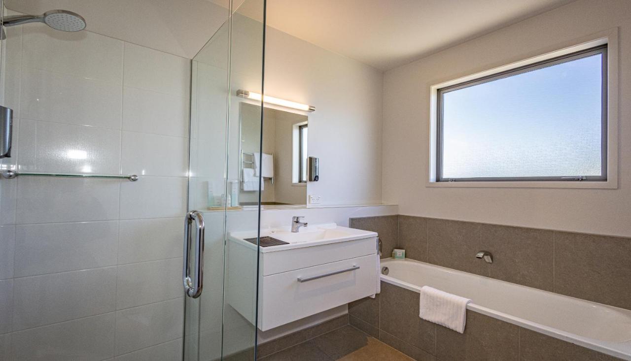 Pukekura Motor Lodge New Plymouth Kültér fotó A modern bathroom
