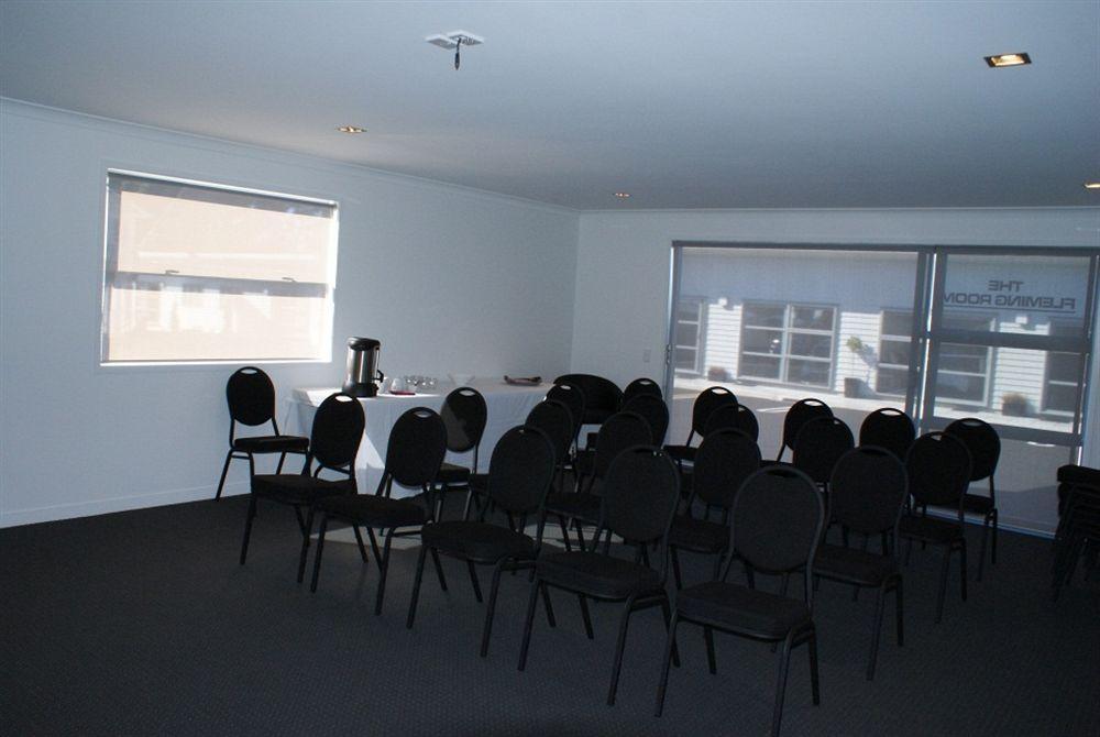 Pukekura Motor Lodge New Plymouth Kültér fotó The boardroom
